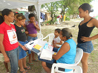 Dona Luíza recebe das crianças o livro ilustrado e editado com a história que ela criou